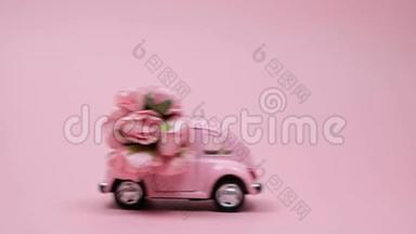 粉色复古玩具车在粉色背景上<strong>送花</strong>束玫瑰花.. 二月十四日卡，情人节`.. 3月8